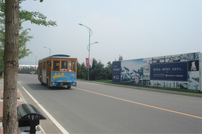 东北端的黄海之滨,是中国首批最佳旅游城市浪漫之都大连的后花园。 金石滩,1988年,被确定为国家级风景名胜区;1992年10月,被国务院批准成立国家旅游度假区;2000年被评为全国首批国 家AAAA级旅游景区,2002年通过了ISO9001和ISO14001国际质量与环境体系认证;2004年被评为中国国家地质公园;2010年被评为 国家AAAAA级旅游景区。 金石滩,距大连市中心50公里。陆地面积62平方公里,海域面积58平方公里。这里三面环海,冬暖夏凉,气候宜人,延绵30多公里 的海岸线,凝聚了3-9