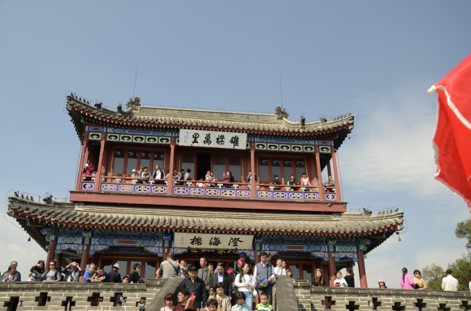 滨海机场,一下飞机我那个兴奋呀,哈哈O(_)O哈哈~。因为第一晚我决定是在机场度过,出发前我查询了机场是有KFC的,所以我也很放心。天津很冷,下飞机后马上找了WC换上长袖。到了出口,问了下工作人员KFC的具体位置,在出口左边上电梯就能看到,但在电梯位置就看到了麦当劳,就没去KFC,在M的门口排椅上睡了一宿。第一次在外面露宿那个冷,那个累啊~~~不能睡的太熟,随时得照顾着包包。。 好不容易熬到了早上5点过,玩了会手机,刚好6点,我就下到机场负一楼乘坐地铁去解放桥看看。早上6点过地铁站已经有一一,两两的人在