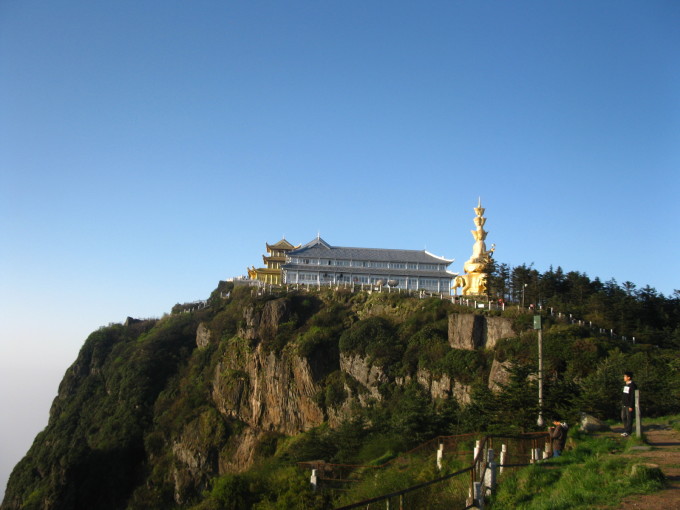 近的地方找住的地方,坐了一个面包车,他把我们拉到他开的旅店,住不住虽然由我们决定,还是觉得有些不舒服,既然到了就问了问价格,给了一个低价,也懒得去找青年旅馆了,就住这了。问老板问我们明天坐什么车去峨眉,说他们有专车,还直接送到太子坪,然后我们自己爬。我们说就是来爬山的,坐车上去有什么意思。老板就说到太子坪后还有山可爬的,从山脚下开始爬太高了也不安全之类,说的很恐怖。但我们两个是吃了秤砣铁了心要自己爬,老板一见我们不为所动就不大搭理了。我们也不问他了,自己研究地图。先去外边逛了下夜景,看到了一家很有特点的青