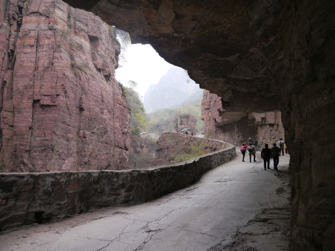 郭亮以秀美山岭,独特的石舍而闻名,更以其周围自然风景吸引着旅游者。郭亮洞,长1200米,洞顶是嶙峋的怪石,开凿时留下的支撑廊顶的天然石柱,形成了崖下的照明窗口,日本人赞誉世界第八奇迹。郭亮地处辉县万仙山风景区,周围有很多溶洞,有红龙洞、白龙洞、黄龙洞,洞内倒悬的钟乳石千姿百态,形神各异,发人遐思,引人入胜,叹为观止。这里的风景自然称其为雄、壮、险、奇、古、秀,山水秀美,奇石名木,猕猴攀跃,谷幽崖高,枫叶吐丹,以奇绝水景和绝壁峡谷为特色。