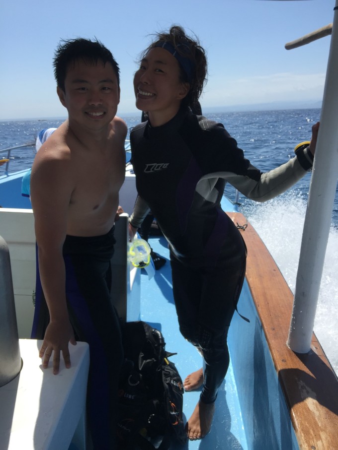 说实话,事实上我根本就没拍出AYANA酒店的美,因为当时只是匆匆拍了两张之后就躺在泳池边晒太阳享受假期了。。。具体照片网上有,大家可以搜一下。。。 具体来说,AYANA的设施是非常全的,泳池很大,傍晚的ROCK bar很值得一去,悬崖上的夜店,听着海浪声看日落,很是惬意。很遗憾没有去酒店的水疗中心,据说不错的,只好也算留个念想下次再去了。 下午去逛了逛库塔,买了些木雕送人,还看了油画,差点就下了决心买这幅。。。现在还在回想。 阿甘正传主题虾餐厅很棒,很好吃的咖喱和辣味虾双拼,西瓜汁要了无数杯,重点是服务员