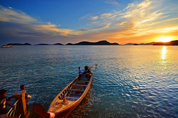 除了经典的旅游景点 , 比如 普吉神仙半岛, 巴东海滩 .普吉岛东边还有很多美丽的地方值得您去探寻。另外一个完全不亚于普吉神仙半岛的地方就是KaoKad景点, 靠近攀瓦角和水族馆。如果你自己租车来玩那就很方便啦,你可以骑车去攀瓦角附近一带坐着一边喝咖啡一边看美丽的海景.
