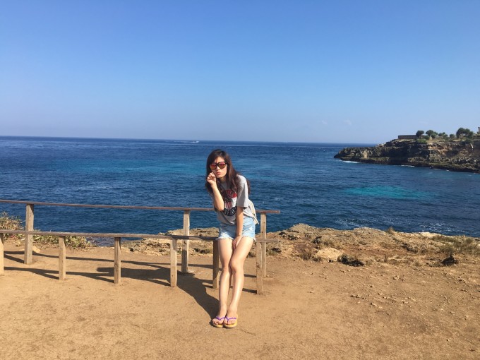 --> 雅加达机场一个字:很黑。 旅行前查了很多遍,雅加达也是免签,有听说到了会被要钱。尤其是中国人。没想到真是这样。机场很小,很像一个小城市的机场。出来人寥寥无几。有些中国人,海关会说要人民币三百。有人说只有一百,不让过,后来那个男生拿了两百。我们跟着一堆学生一起出来,终于忐忑地过了关。出来之后有个印尼机场工作人员,拿了我们的护照,小声地说了人名币三个字,我假装听不懂的样子。然后他又稍微大声地说人民币。linda说我们是学生很穷,然后就放过我们了。终于出来了。然后打的去酒店。上车前说20万,上车开了一