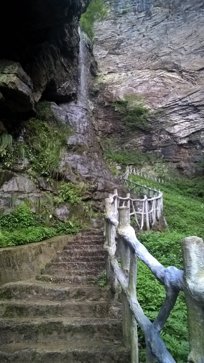好長一段時間沒有帶著你去旅行了,心里總像有個洪水猛獸被困住一樣時不時的都會跑出來鬧騰一番,實在是心累,最后你實在凹不過我了答應我去個近點的地方,從朋友那聽說天堂寨不錯,于是毫不遲疑地定下了天堂寨這個地方。因為學生黨,剛畢業沒有工作,從生活費拿了大部分當這次經費。好了,不說些有的沒的了,要出發了,天堂寨,我們來了