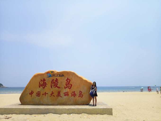 最后2点的时候终于找到了旅馆,在弟记那边,入住海陵岛闸波家庭旅馆,新开的,老板娘特别好人,就是位置有点难找,比较干净,节假日的原因住宿都比较贵,小伙伴要留意哦。离大角湾不远,决定换了泳衣就出去游泳,大角湾门票升价了,52元/人(单次),找当地人买可能比较便宜。 另外游泳圈我们没有带去,在外面租的,10元3个,我们两个人租了2个8元,要给40押金先,9点前退就可以了。在大角湾外面租比较好哦,里面也有租的,但是比较贵。大角湾里面可以存放东西,我们没有放,直接把包放沙滩了,其实挺麻烦,建议还是存放吧,貌似20块