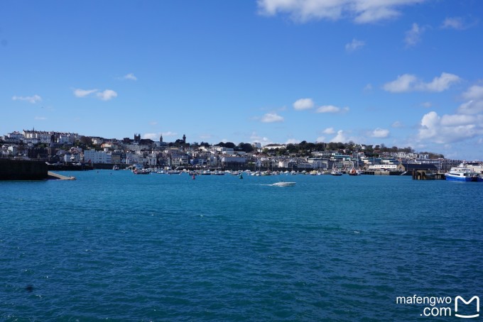根西岛和泽西岛都为英国女王的皇冠属地,共同成为海峡群岛(Channel Islands)。由于泽西岛面积大,人口相对多,开发力度较根西岛大,所以似乎更多的人是去泽西岛,而比较少到根西岛来,而且网上关于根西岛的介绍似乎已经比较少。 根西岛和泽西岛各有特色,但是如果从风景秀丽角度,个人更喜欢根西岛,因为泽西岛跟英国的某些小型城市并没有多大区别,而且到处开发建设,给人一种很乱的感觉。相反,根西岛由于面积不大,政府对于人口以及房产开发控制十分严格,整个岛显得十分精致漂亮。 在此搜集总结和一些资料,供有需要的朋友们