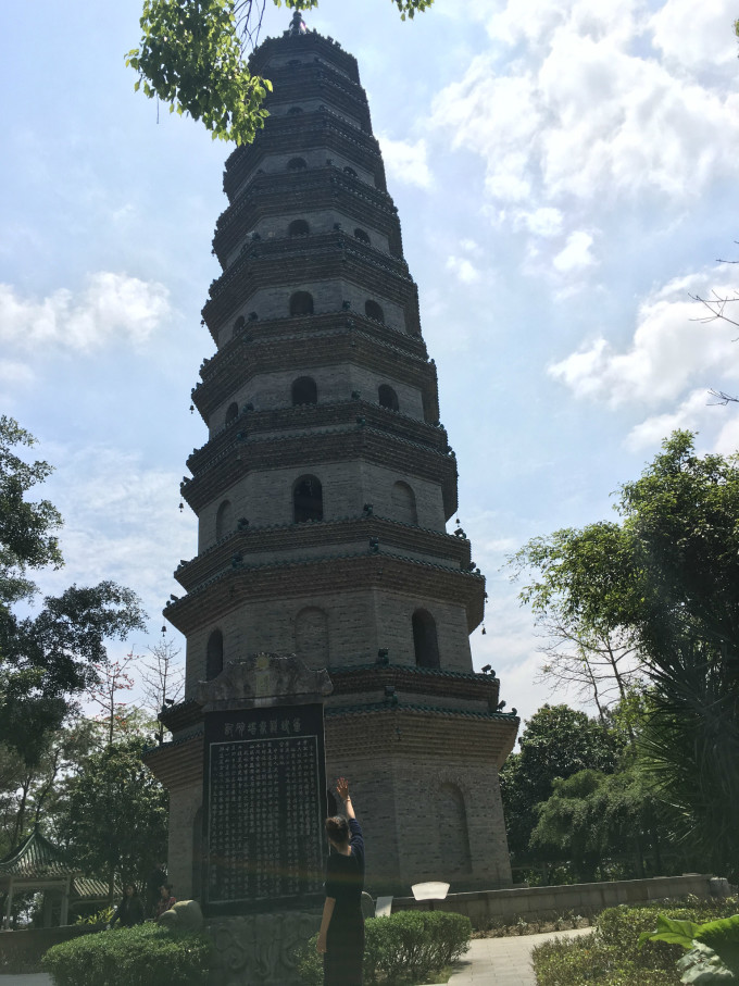 酒店就在海边离码头非常近方便第二天去码头坐船,船票在官网买的百度就可以了,我们是买的150的。北游12最快的。定好船票之后我们顺便订了上岛的门票淘宝定的当天定都OK的。会比直接买票便宜几块钱。上到去窗口取票非常便捷。办理好入住手续挑好房间我们行李直接放前台。我们选择的是小黄人的房间。