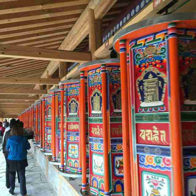 ,这里景色优美,群山包围着显得古扑的藏寨。在景区门口的饭店吃了碗牛肉面就步入景区,由于不晓典故选择了去仙女湖,到仙女湖要经过仙女滩,站在仙女滩,整个藏寨的美景收入眼帘。到仙女湖有些坡度,在高原上徒步有些气喘,经过半个小时后到了仙女湖一个很小的水塘,也称仙女湖?水还比较清澈见底。传说是仙女洗澡的地方,其实