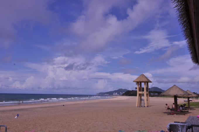 闸坡风景区。离开龙岩时,天气预报路途和目的地两天均会有阵雨或雷雨中雨,除了在广州附近有阵雨,其他路段均颇为得意。是日下午六点平安入住酒店,此时此地天气晴见多云 ,感觉自己人品爆发,当晚下了一次大阵雨,次日出发游览十里银滩和保利南海一号博物馆、恒大濒海旅游区、敏捷黄金海岸休闲度假酒店和红树林生态湿地保护区,在此之前曾经到过中国一些沿海地区,感觉这里的海岸沙滩之美、管理有序和建设规划应该是有相当的战略高度,值得点赞。 海陵岛旅游交通应该是比较方便的,高速直达。 在住宿方面,大角湾风景区旁和十里银 滩有大量酒店
