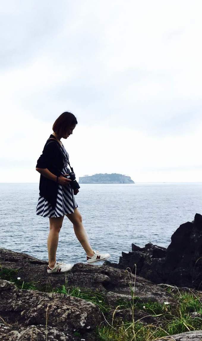 ,下飞机坐小巴士准备入境。提醒一点:在排队入境时不要拍照。那里有明显的标示,而且那边有工作人员看见拍照会过来要求删除,查看手机。入境时没有查看酒店订单和回程机票,很快就盖章让过去了。出来领取行李后过了海关出门有一个ATM,好像是济州银行的,可以用银联卡取钱。我当时取了50万韩元。操作时可以选中文,但第一步都是韩语,不用管。把卡插进去,看下面的屏幕,右下角有一个银联的标,跟着按就可以。(在过海关的地方有一个兑换的地方,还写着:出去以后就没有地方换钱了,如果不是用卡取现的话,那的确要在这个兑换处换钱)因为之前