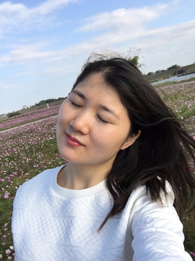 紫溪半岛位于惠州市惠城区官桥村,紫溪半岛花海世界,2016年元旦正式开放,目前可观赏的就是格桑花海,因为很多项目还没建成,所以我目前就是观光,看花看水晒太阳。路也没有修好,去到当地问很多人都不知道。 我们是自己坐车去的,到惠州市区惠城区花边岭广场坐52路车到总站,然后再花20块钱打摩托车过去,大概是20分种时间可以到达,门票30元。有条件的朋友可以选择自驾,到官桥村进去就可以了。,第一次在这里写游记,请海涵。其它不说了,美美的花花世界,看图吧。 美丽的格桑花在阳光下迎风摇曳,美丽至极。