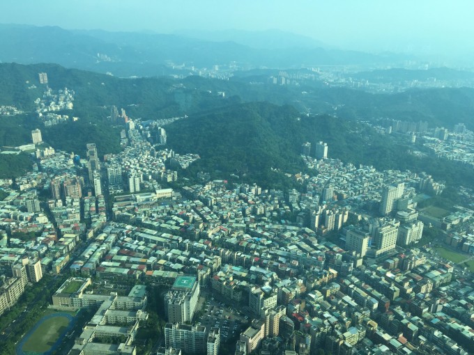 ,而我们去之前正好刮台风,台风肆虐时,海边是暂时不考虑的,所以,放弃了环岛游,就城市游吧。住宿主要是考虑安全,放弃了价格优惠的民宿,选择比较高档的四星、五星酒店,因为高档酒店的安全性及服务还是比较有保障,充分保障我们的住宿安全及旅游品质。做了很多功课后做了以上行程及安排,仅供大家参考。因为我们去的时候正好蔡英文总统上台,总统府重新装修,所以我们也就不能去参观了。