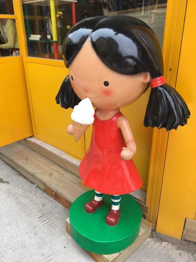 --> 人家都说鞋子舒不舒服只有脚知道,女儿真的是应了这句话!因为穿了新皮鞋的缘故,女儿的脚被磨得很疼,走起路来也一瘸一拐的,姿势古怪,全然没了平时的灵动美丽。新鞋虽然漂亮,但不舒服呀!好在厦大离我们住的酒店只有两站地的路程,从厦大出来马上回酒店让女儿换上了我的旅游鞋,这样她就又变回了那个爱蹦爱跳的小姑娘了。爸爸笑眯眯的看着她说:嗯,这才是我女儿应有的样子嘛!鞋的问题解决了,我们便在这日光温热的下午,走进了沙坡尾。 沙坡尾名字的来源是因为这是一大段沙滩的最末端,而且各处的沙子都会流到这里来,故名沙坡尾。