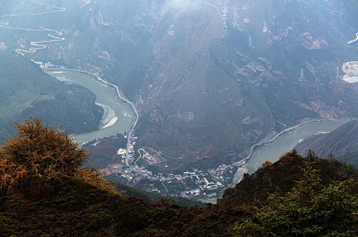 大渡河峽谷位於四川省樂山市金口河區,雅安市漢源縣與涼山彝族自治州